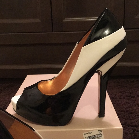 EUC BCBG LIBERTY BLACK & WHITE HEELS - Picture 2 of 7